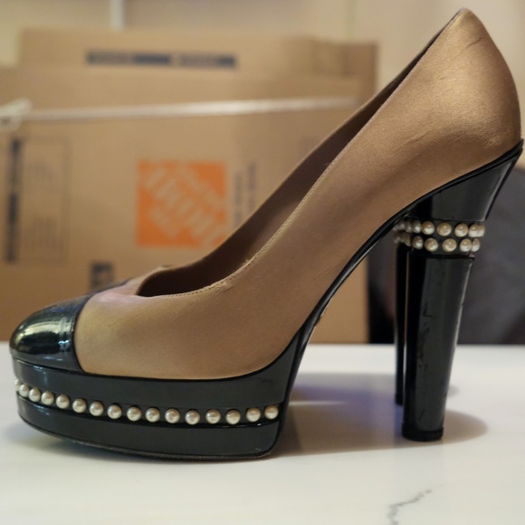 CHANEL Platform Pearl Leather Black and Brown Pumps - Picture 9 of 9